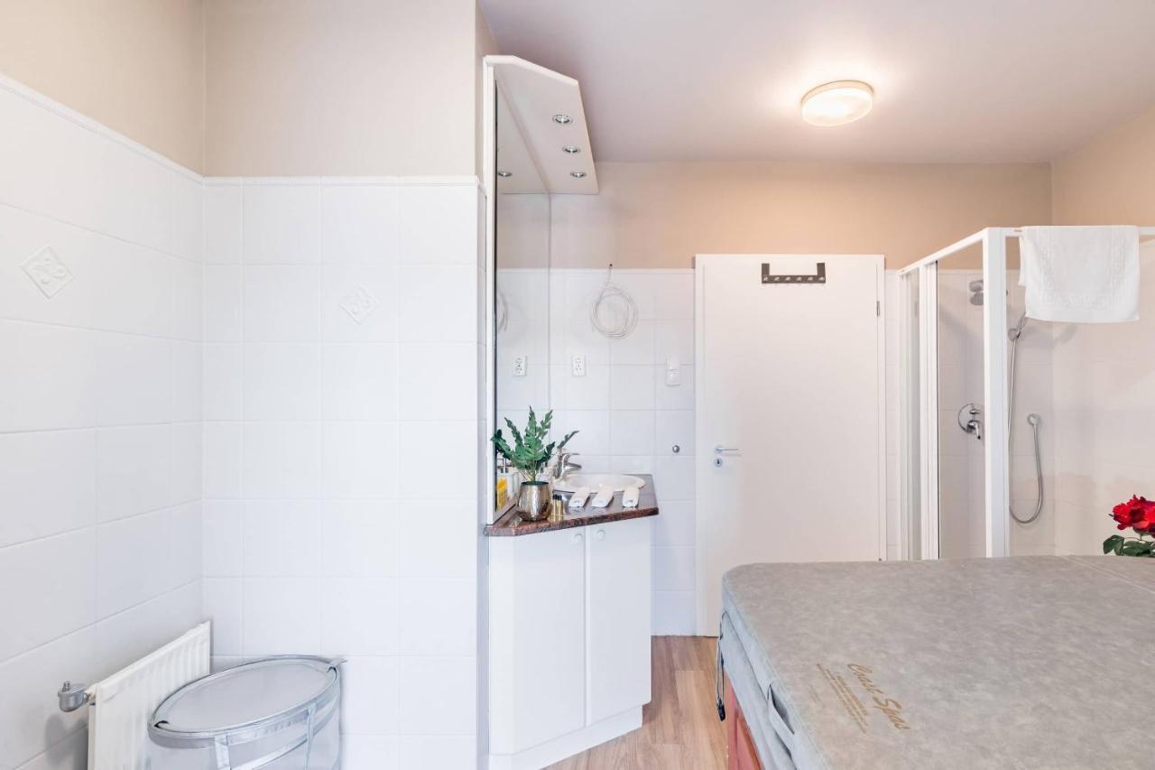 Sunny And Central Penthouse With Private Garage Budapest Bagian luar foto
