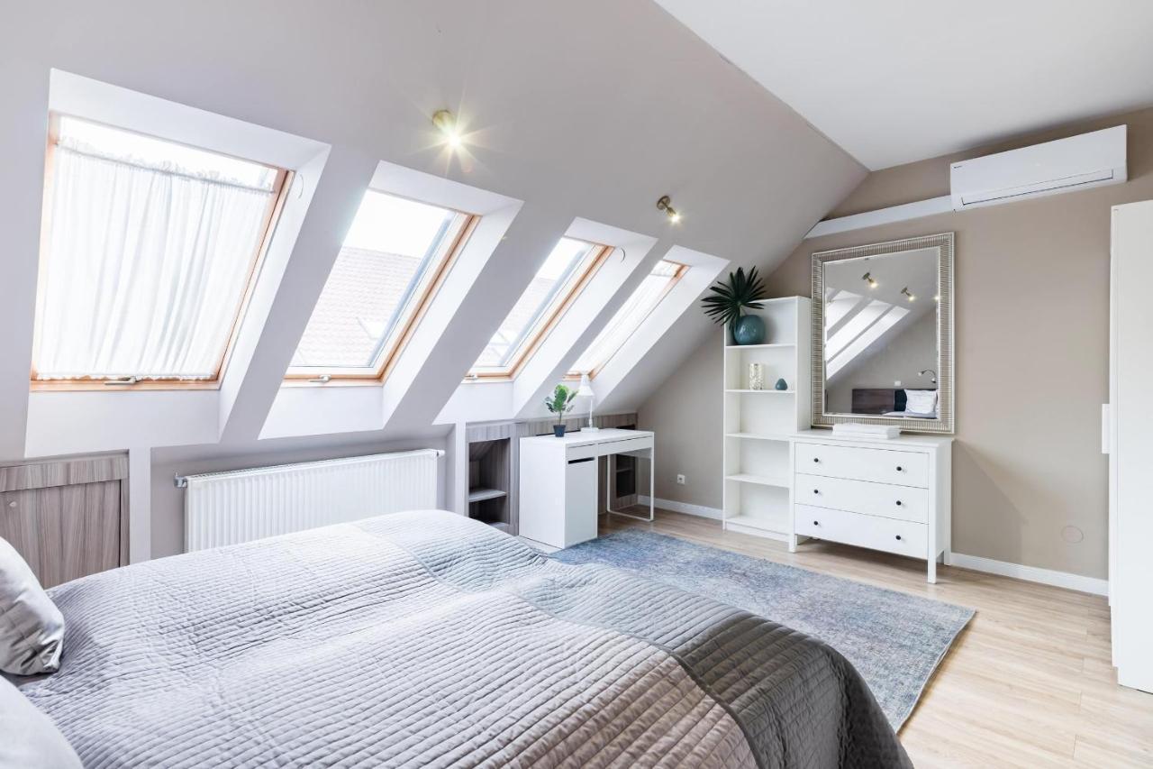 Sunny And Central Penthouse With Private Garage Budapest Bagian luar foto