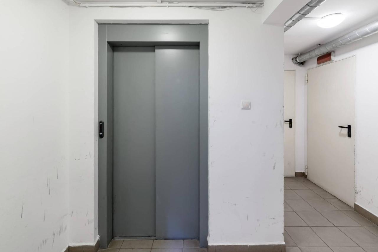 Sunny And Central Penthouse With Private Garage Budapest Bagian luar foto