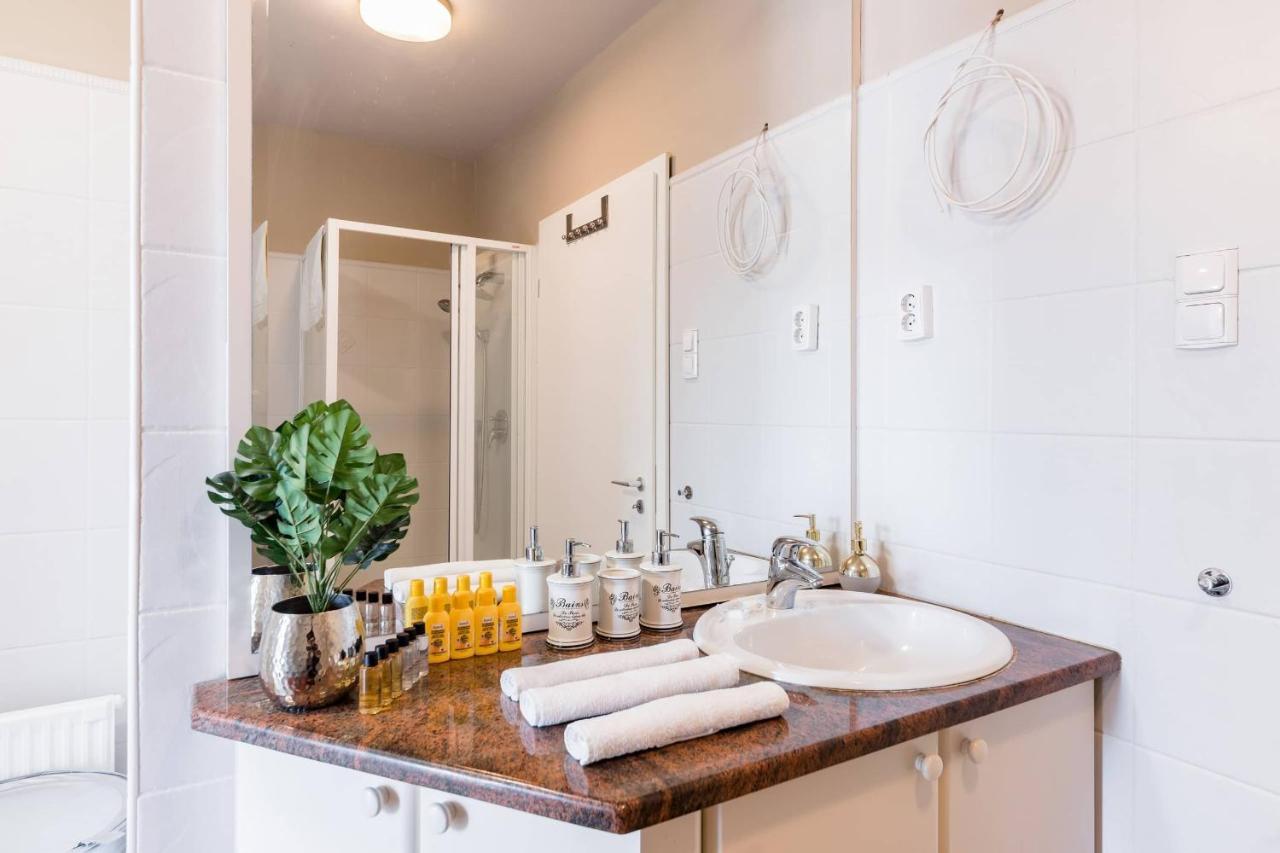 Sunny And Central Penthouse With Private Garage Budapest Bagian luar foto